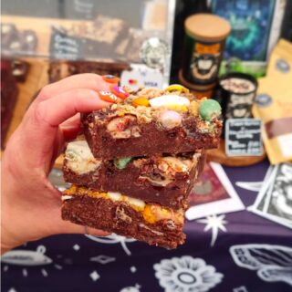 🎃 HALLOWEEN HORROR more like Halloween HEAVEN amirite palsWhat a bloody amazing day Of course I didn't get any proper pictures so here's a weird selection from my camera roll ft MARKET CAT + @byphilli, G̃̐I͂ͤ̍ͯ̎N̉̉͑̈́̓̇G͛̓ͯ̿̾E͒ͥ͐ͩ̌̀Ř̓̍́ͫ͊Bͪ̃ͨR͋͂ͬ̏̐Ē͋͑͒ͣ̒A̿̈́ͨ͗̄̚D͌ͩ̅̑̇̿, obligatory dive bar toilet slay and a terrifying postboxThank you to @hellonearthevents @eternalhorrorart & @fuelcardiff for pulling off another astounding event. You've done yourselves and the spooky creative goth weirdo community proud 🥹😍 I could see the queue from my stall and it was solid from an hour before opening until an hour before close 😅 Thank you everyone for their patience getting in, getting round the rammed 1-way system and dealing with signal problems 🫠 I had some lovely chats with so many gorgeous new people while waiting for card payments to go through so it's not all bad if not A LITTLE STRESSFUL 🙂🙃Being surrounded by such amazing talented traders makes me so happy to be part of such a cool greebo community so thanks also to them 💜 (tagged at the bottom so you can see why the queue outside was so big, WHAT A LIST)PIC 4 >> Mmm… corn syrup. Sneak peek at the print for our WOODSBORO BAKEHOUSE Halloween box that starts production today! As soon as I had the concept I knew I had to have Hannah's Billy Loomis print in there, they look so fucking good dude.Last few boxes on the website, posting Tues & WedsAAAAAAAND...THURSDAYNo rest for the wicked in spooky sznNEXT EVENT: Moonit Market at @themountwithout_events with @thehauntscuriosityshoppe @rentum.tormentum lets goooooo halloweek👻 👻 👻 🔥 HELL ON EARTH TRADERS > Save this post so you can get your goth friends things they actually want for Christmas: @theblackenedteeth @godmachine @official.radioactive.unicorn @rinkydinkartist @thecraftyburreato @thevulturescousin @deadlyclaudia @catlilithdraws @clapperboardcandles @eternalhorrorart @byphilli @chaind.jewellery @dreadful_pigeon @runic_designs @mistressmorbida @creadur_hapus @boowithattitude Dylfu Diawl & @eatdarkmatters :)