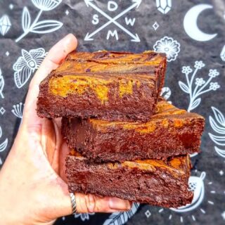 🎃🚨 CODE ORANGE 🚨 🎃 First of the Pumpkin Spice heading out this weekenddddd!!! Buh-bye Summer 👋 🍂 👻 THIS WEEK:Saturday: BOURNEMOUTH @veganevents_uk Sunday: FROME INDIE @thefromeindependent NEXT WEEK:Saturday: LEICESTER @veganevents_ukSunday: GLOUCESTER @kordiaeventsStill recovering and fragile from a mental 5 weeks of festivals so please talk to me slowly and gimme a hug/coffee/beer if you see me love youuuuuG 🧡